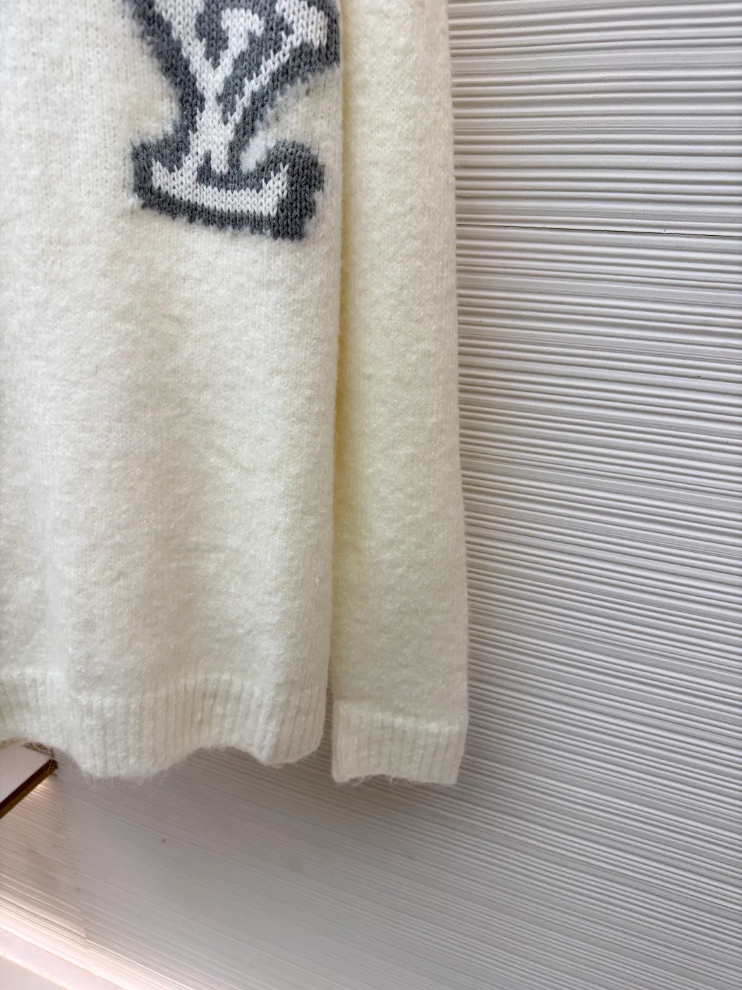 LOUIS VUITTON double-sided intarsia sweater ●Original version: purchased and developed for 12200 ●Item number: 1680923-A85 ●Fabric: wool blended fabric ●Technology: knitted intarsia production ●Version: fitted version ●Weight: about 620 grams ●Size: S-M-L-XL ●Description: Made of custom-woven and dyed sheep wool 65% cotton% 20 Spandex 15%. The special washing process is very soft and skin-friendly. It has 7 knitting workers. The thickness of each stitch of the inlay on the clothing logo is consistent with ZP. The back logo is mirror inlay. This crew-neck sweater is made of a blend of sheep wool and yak hair, and uses thick yarn to create a comfortable texture. The contrasting LV logo is integrated into the knitted fabric, and the mirror-effect logo is cleverly displayed on the rear. The casual and elegant design makes it easy to style your weekend look. The overall wiring is straight and delicate, the fabric is comfortable and soft, and the color is consistent without color difference. It can be matched with the same style to create a fashionable look and control various occasions. Customized accessories, complete with three standards, same style for men and women!